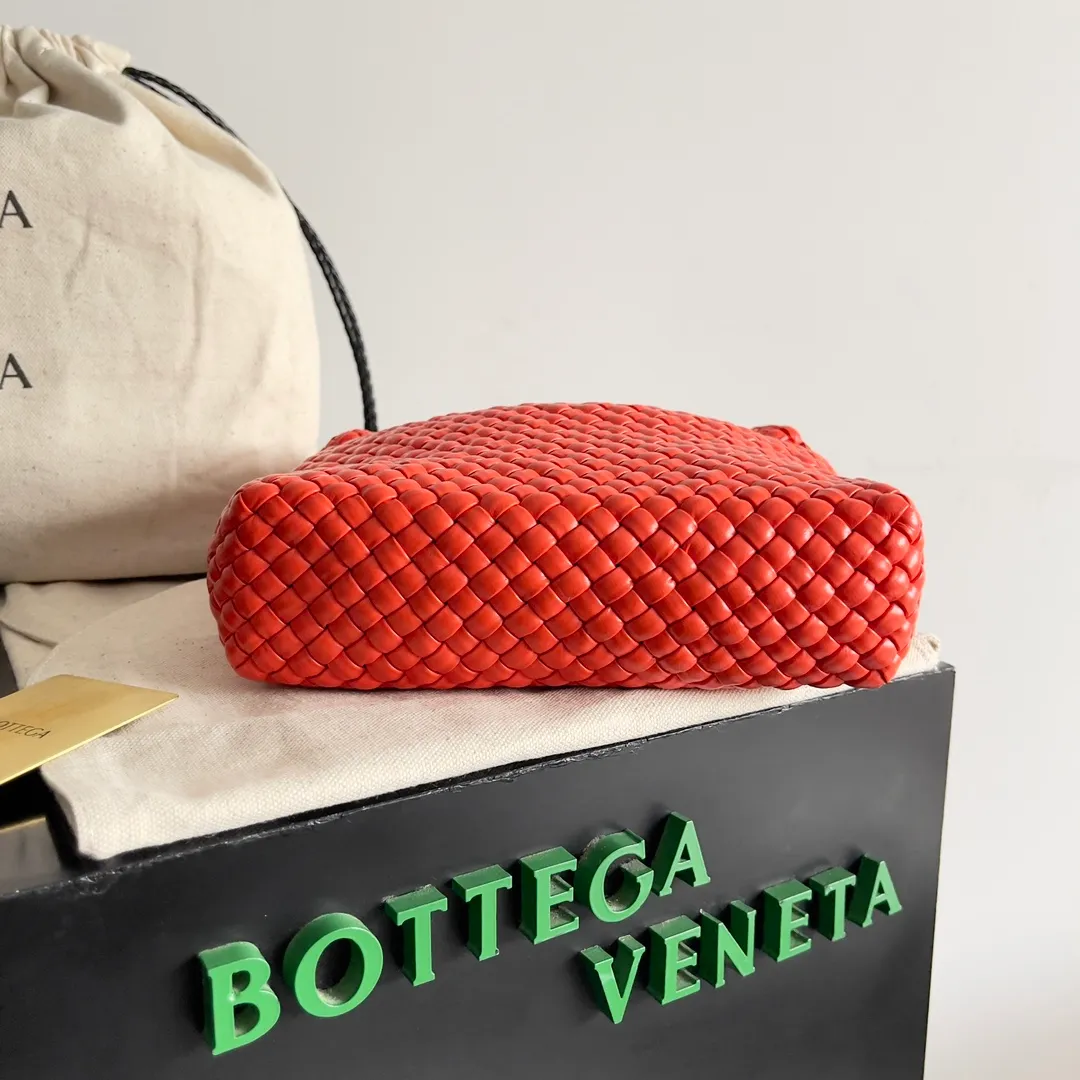 Batch 3760 BV collectible small woven handbags are really YYDS!! Bottega Veneta’s most classic small woven handbags are back! ! We use the highest quality leather with the highest craftsmanship❤️ to create the most expensive works. We have created the Intrecciato leather weaving process❤️ This unique traditional exclusive leather weaving method has not only become our logo but also reflects the time-consuming and labor-intensive craftsmanship of our products❤️ The new TOSCA handbag must be a selection worth collecting🆕 Style number: 776755 Size: 20*15.5*7cm